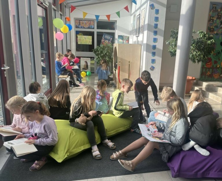 Grossansicht in neuem Fenster: 30.11.2023: Lesehöhle für die Grundschule – Riesenfreude bei Kindern und Lehrern Grossansicht in neuem Fenster: 30.11.2023: Lesehöhle für die Grundschule – Riesenfreude bei Kindern und Lehrern