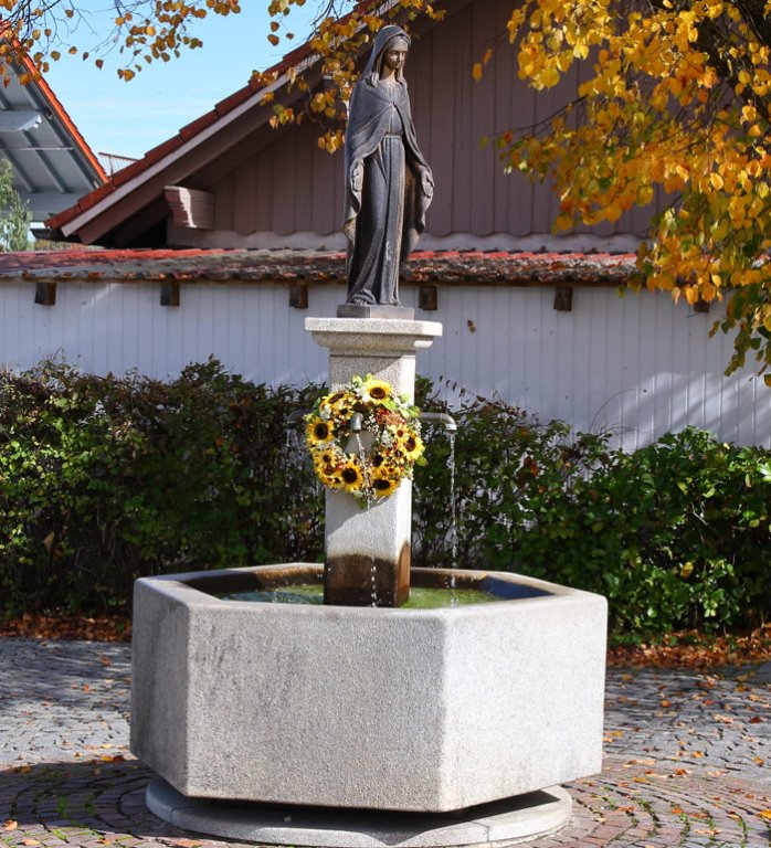 Grossansicht in neuem Fenster: A3 • Kronwittberg - Brunnen mit Marienstatue Grossansicht in neuem Fenster: A3 • Kronwittberg - Brunnen mit Marienstatue